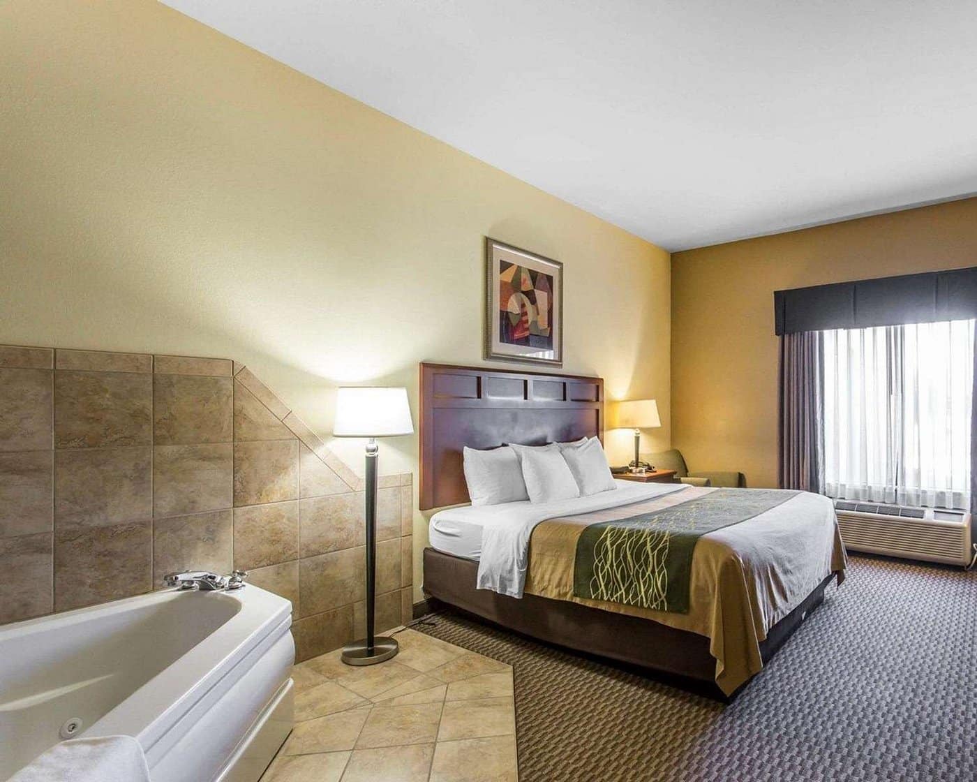 Comfort Inn & Suites Madisonville has jacuzzi suites