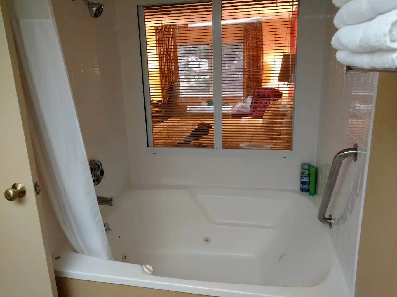 Comfort Inn & Suites Mason City has jacuzzi suites