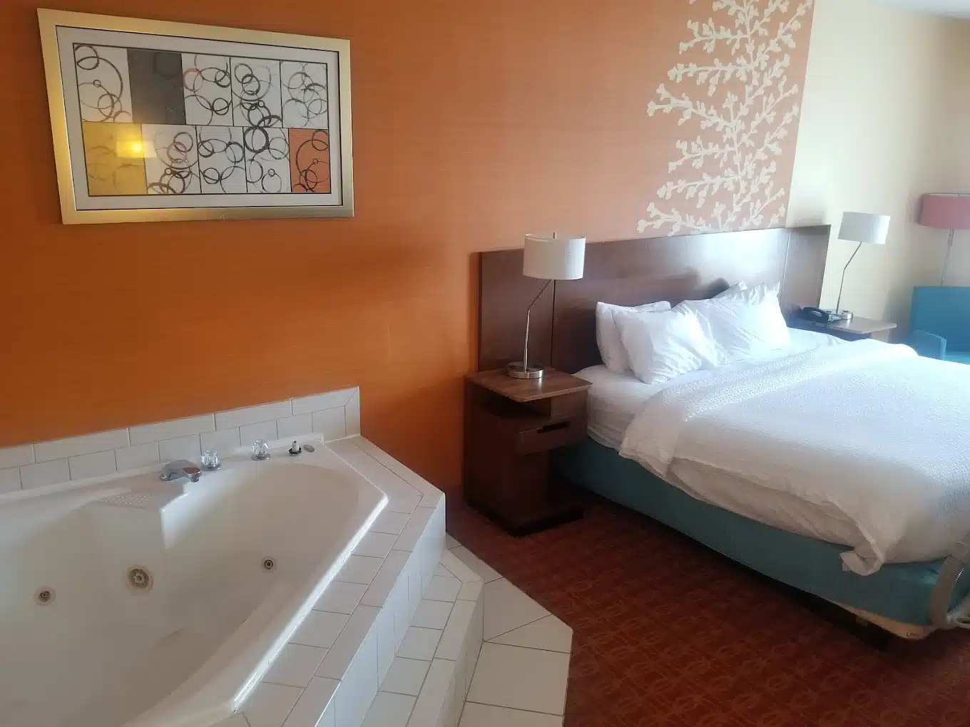 Comfort Inn & Suites Mt. Laurel-Philadelphia has jacuzzi suites