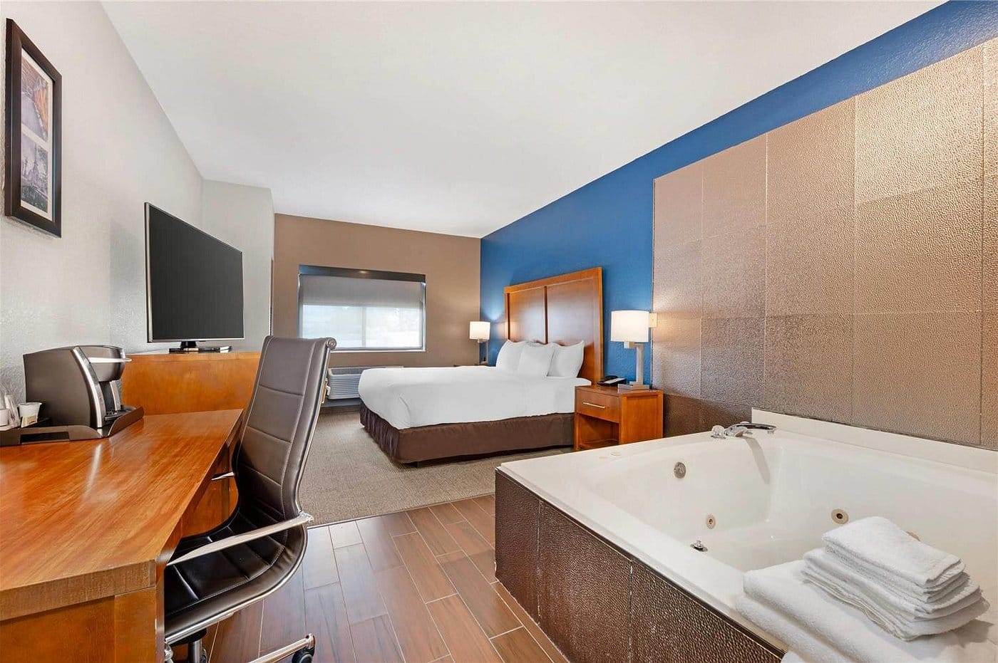 Comfort Inn & Suites North Greenfield has jacuzzi suites