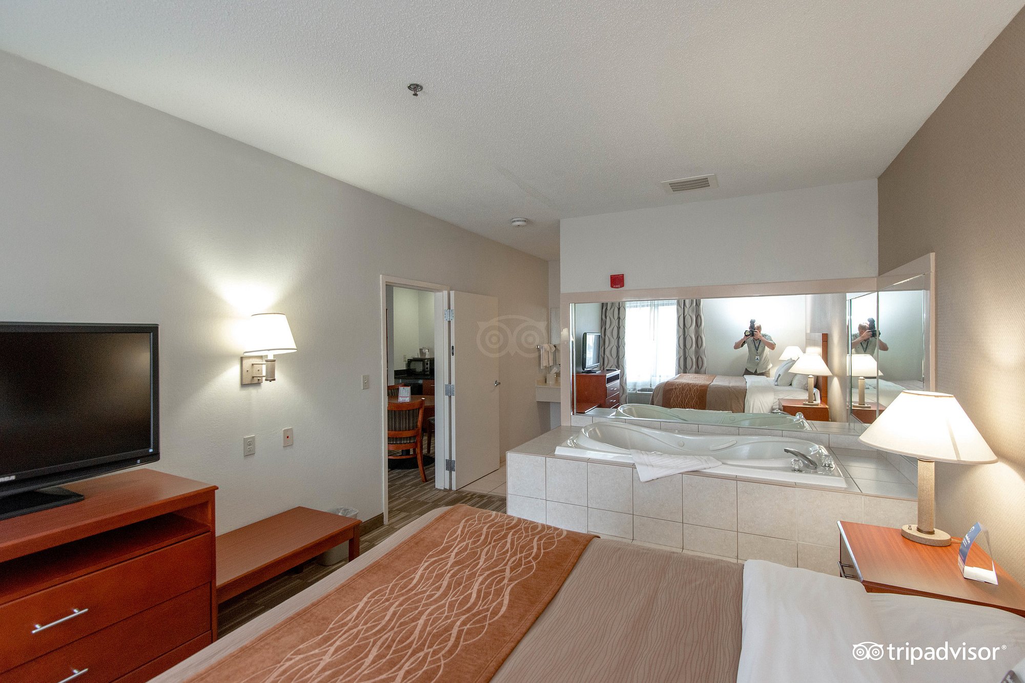 Comfort Inn & Suites University South has jacuzzi suites