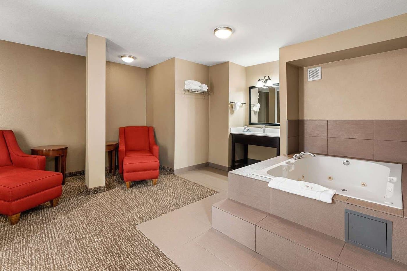 Comfort Inn & Suites Vancouver has jacuzzi suites