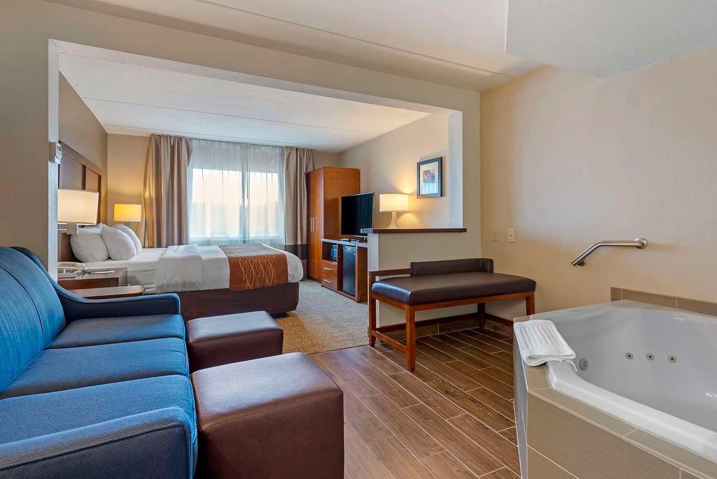 Comfort Inn & Suites Wilkes Barre – Arena has jacuzzi suites