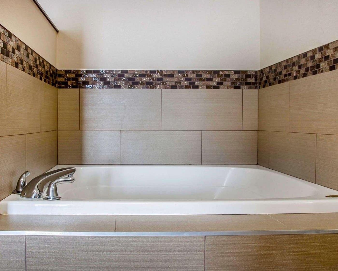 Comfort Suites Benton Harbor has jacuzzi suites