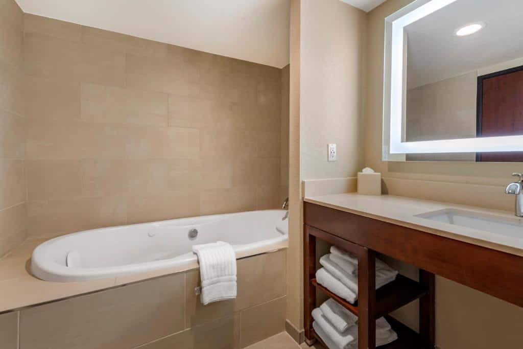 Comfort Suites Broomfield Boulder Interlocken has rooms with private hot tub