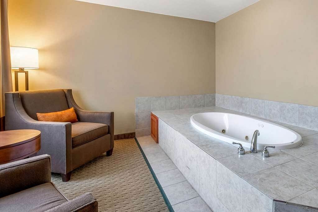 Comfort Suites Burlington has jacuzzi suites