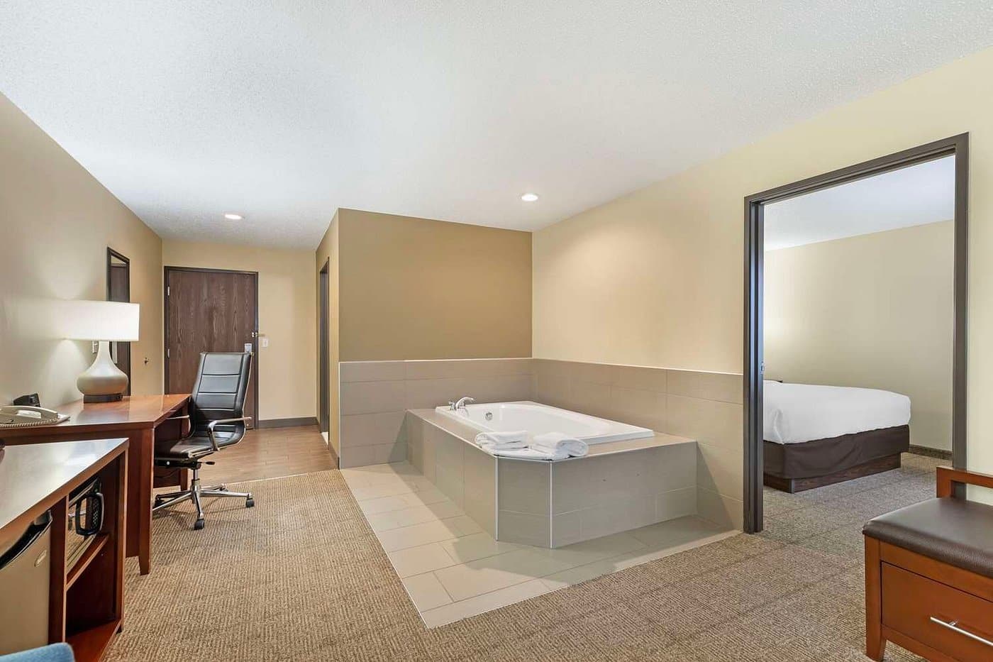 Comfort Suites Cedar Falls has jacuzzi suites