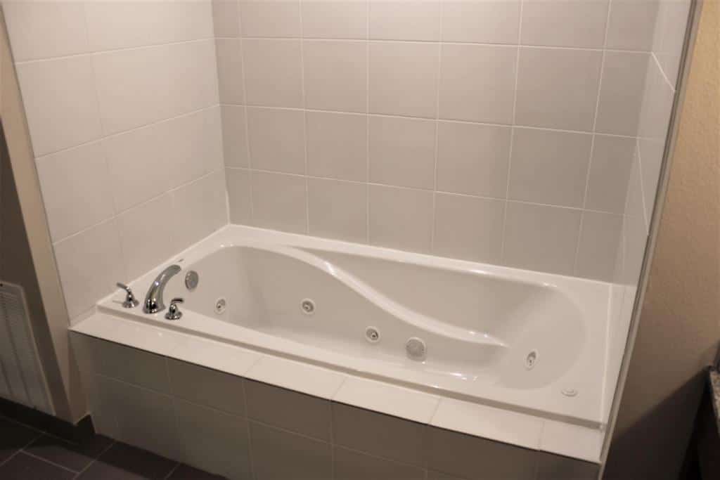 Comfort Suites Dodge City has jacuzzi suites