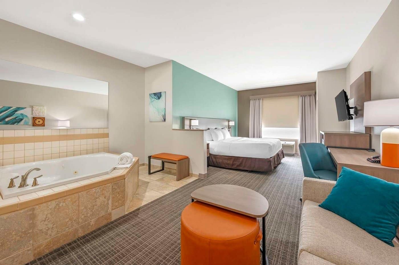 Comfort Suites French Lick has jacuzzi suites