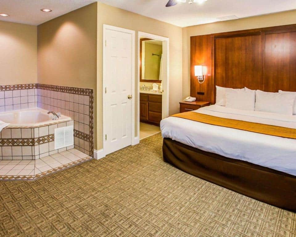Comfort Suites Georgetown has jacuzzi suites