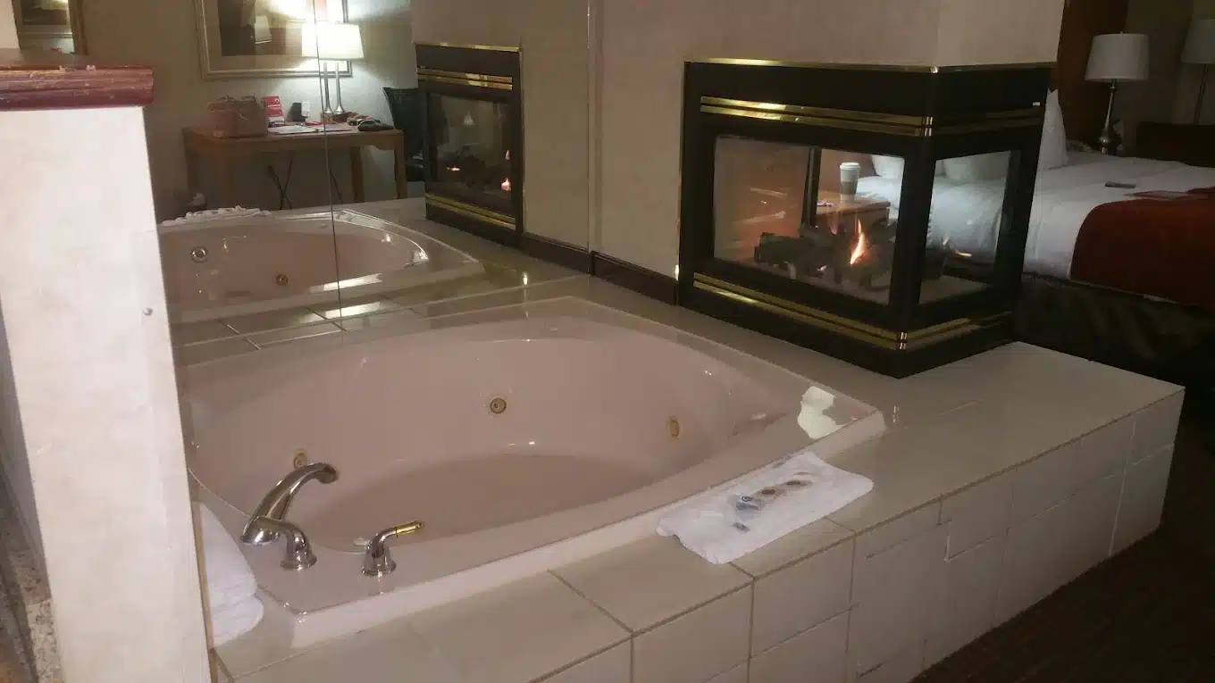 Comfort Suites Hanes Mall has jacuzzi suites