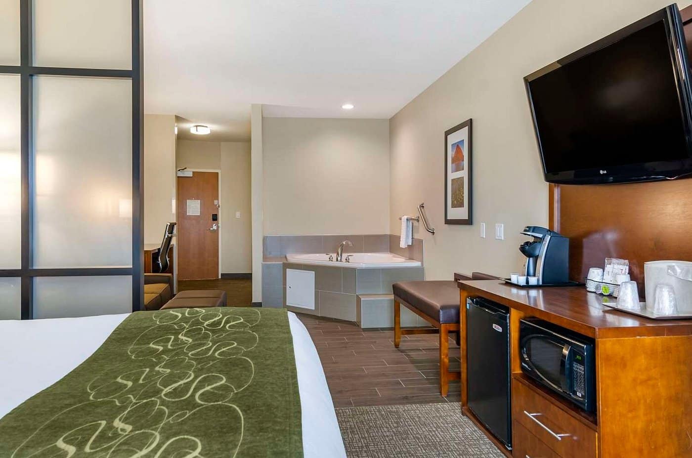 Comfort Suites Helena Airport has jacuzzi suites