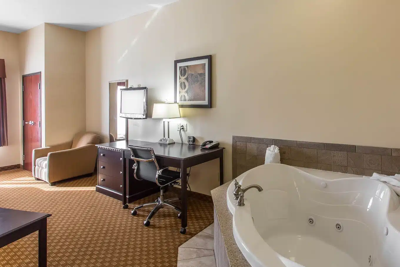 Comfort Suites Hopkinsville has jacuzzi suites