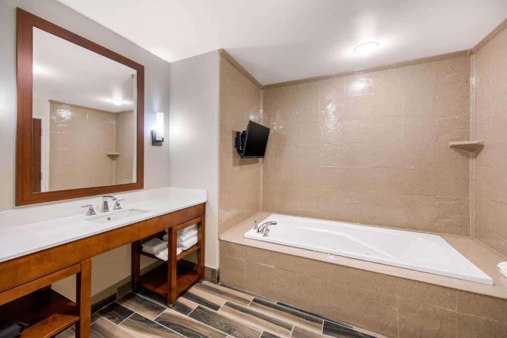 Comfort Suites Liberal North has jacuzzi suites
