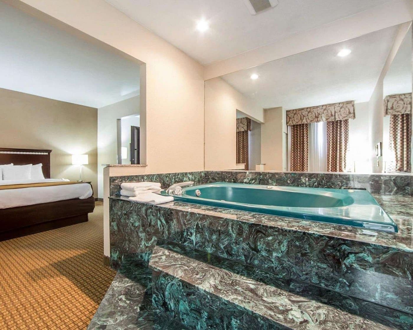 Comfort Suites London KY has jacuzzi suites