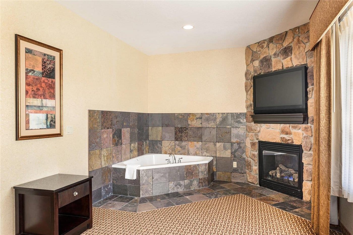 Comfort Suites Moses Lake has in-room Jacuzzi