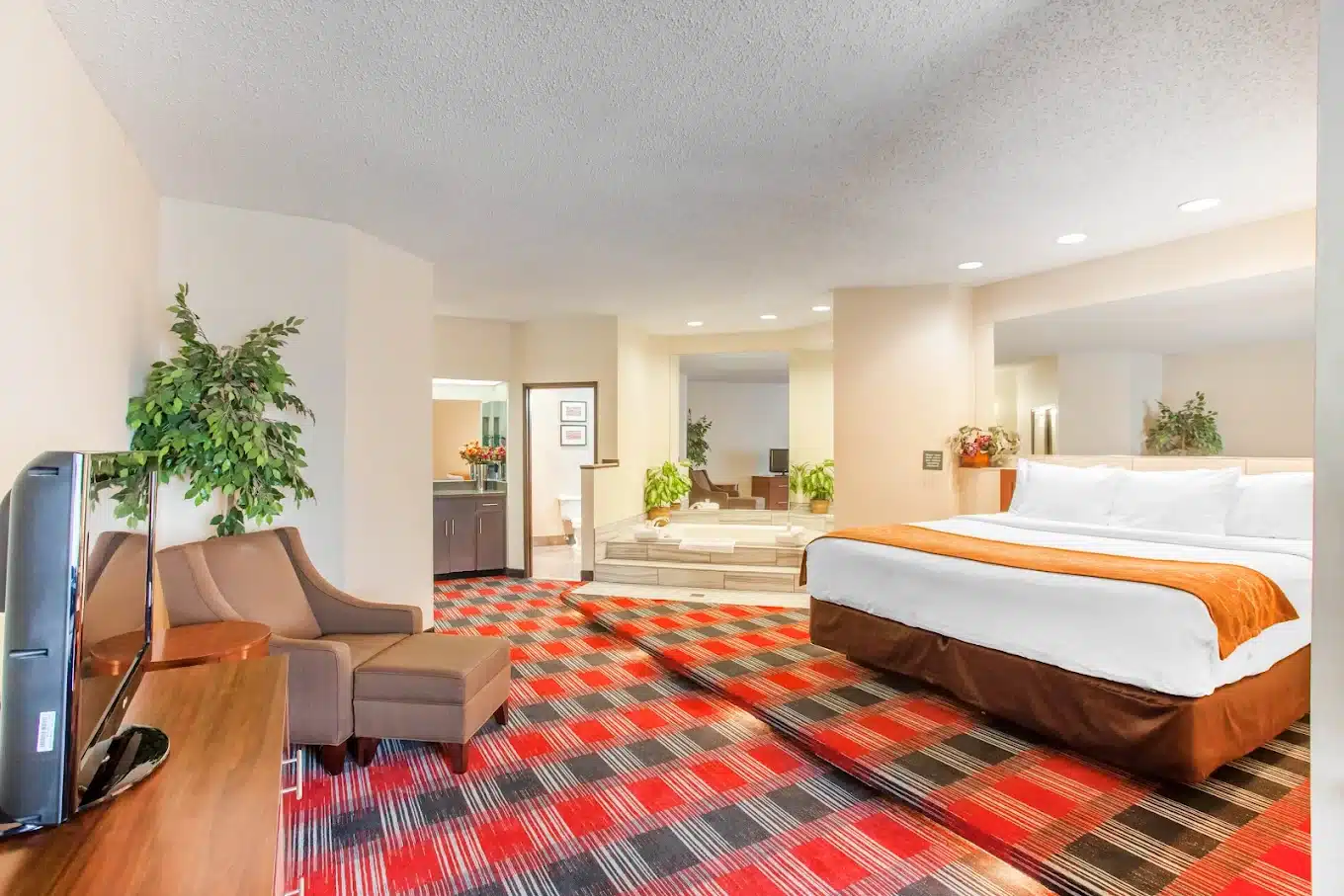 Comfort Suites Near Vancouver Mall has jacuzzi suites