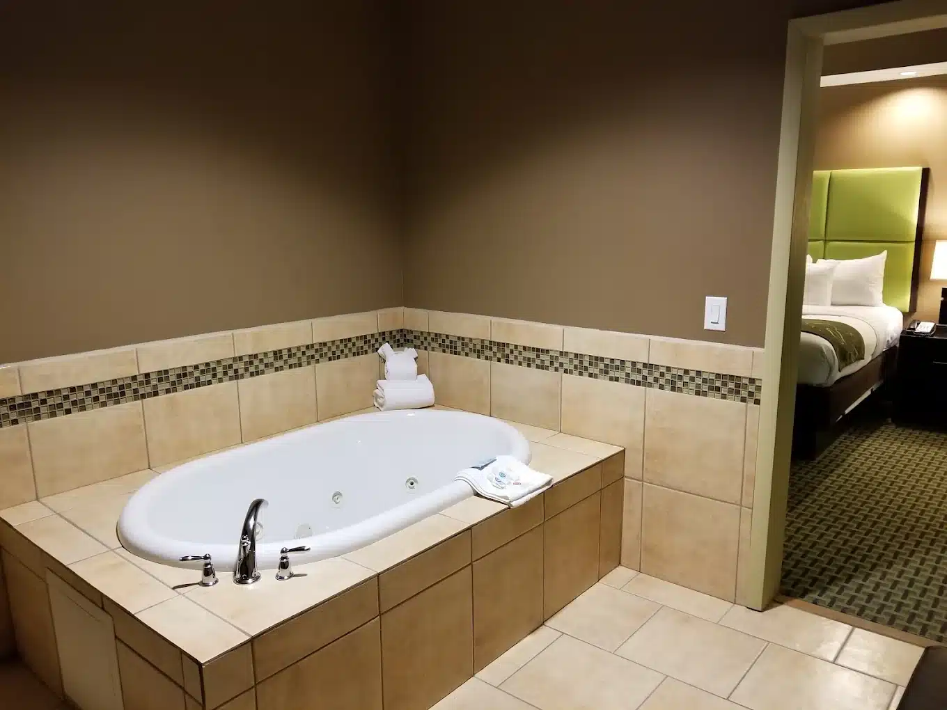 Comfort Suites New Bern has jacuzzi suites