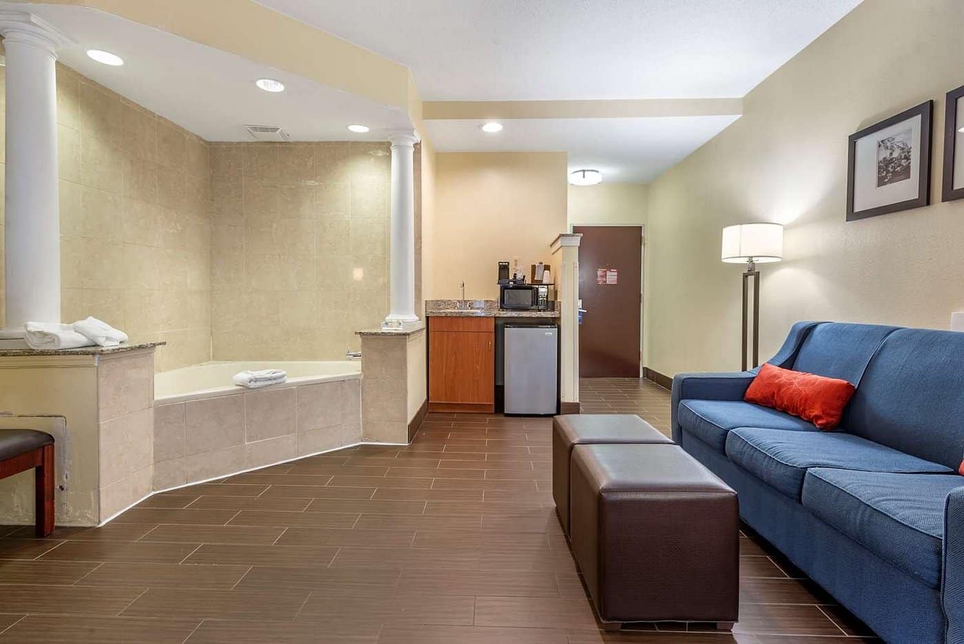 Comfort Suites Newark – Harrison has jacuzzi suites
