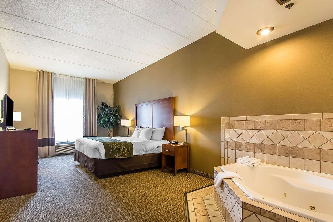 Comfort Suites Richmond has jacuzzi suites