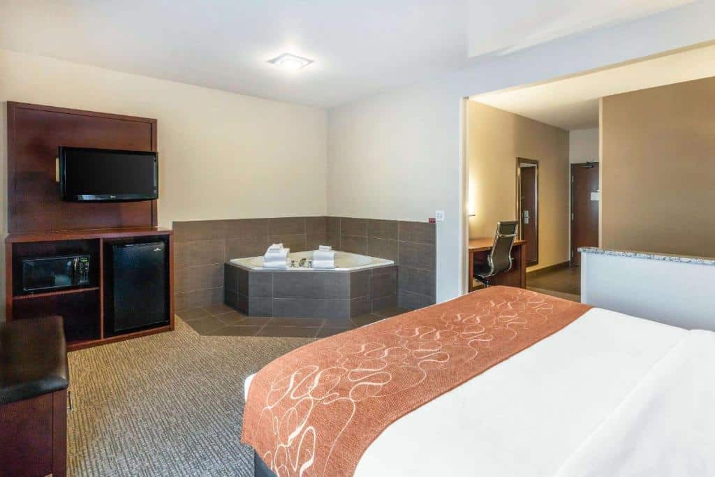 Comfort Suites Yakima has jacuzzi suites