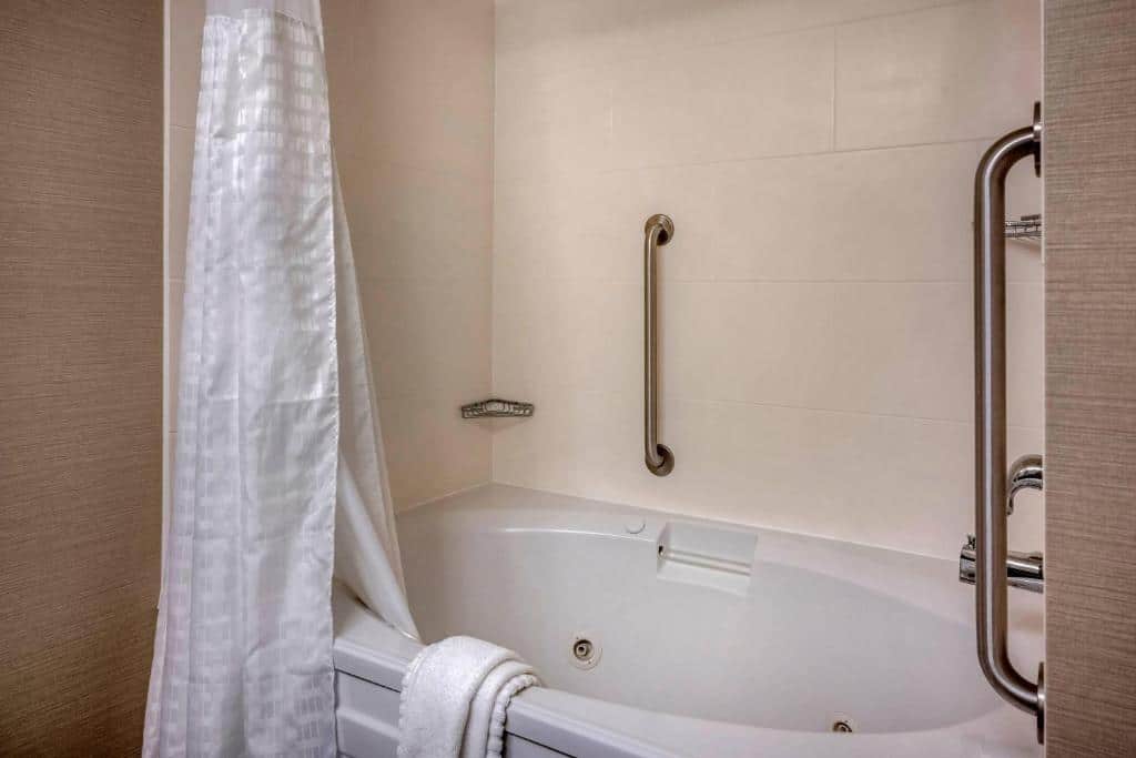 Comfort Suites near Penn State has jacuzzi suites