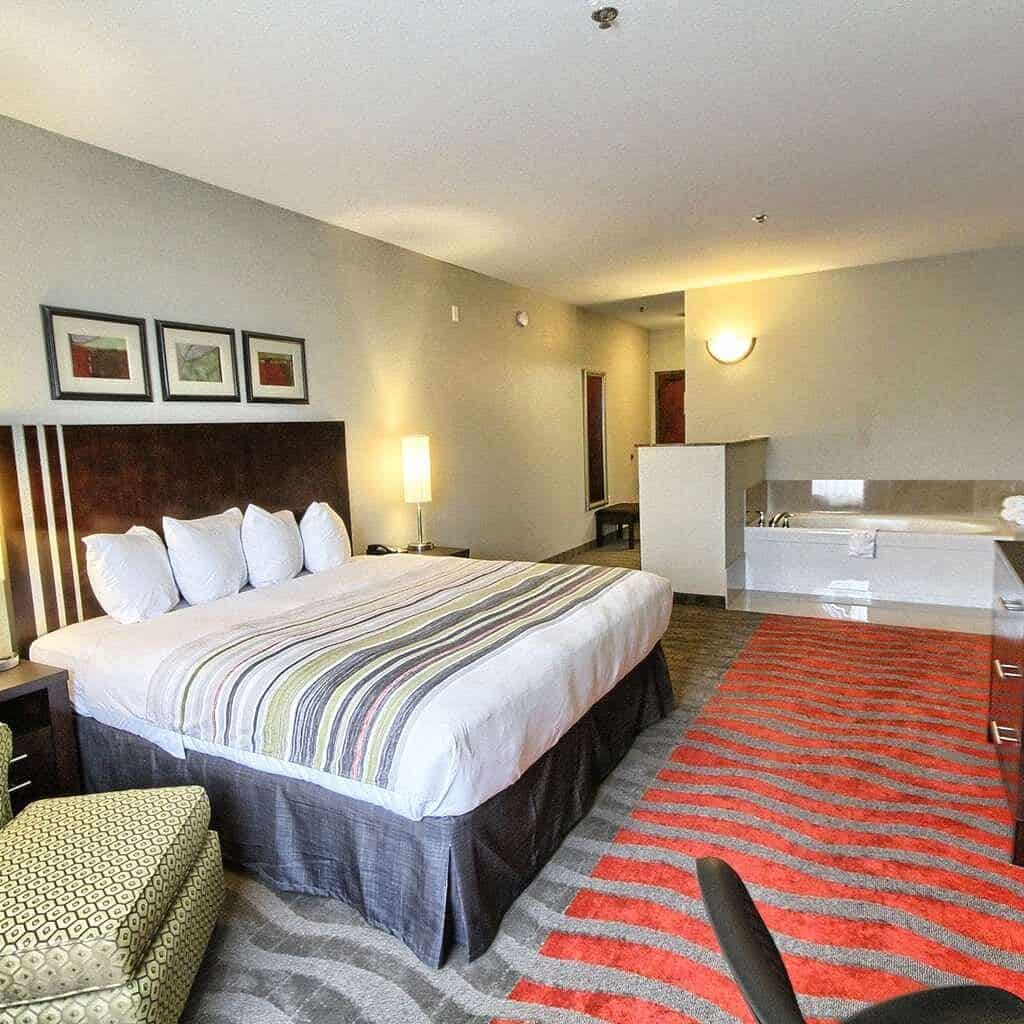 Country Inn & Suites by Radisson Dearborn has jacuzzi suites