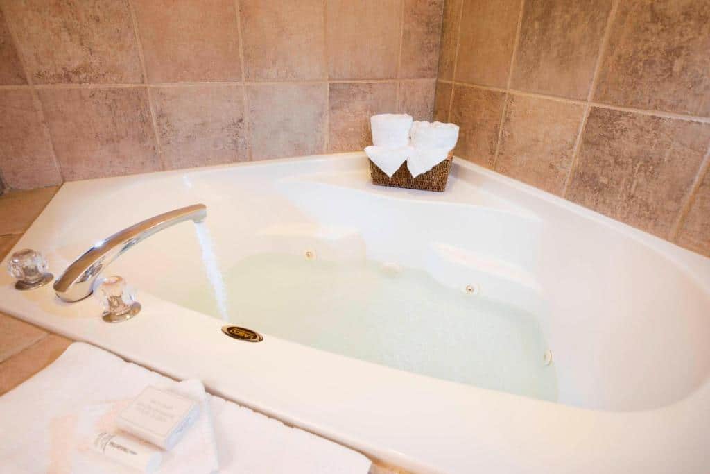 Courtyard Seattle North / Lynnwood Everett has jacuzzi suites