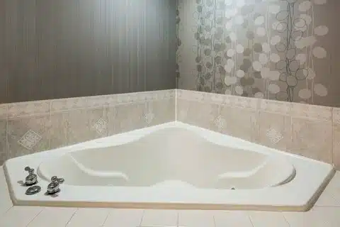 Courtyard by Marriott Providence Lincoln has jacuzzi suites