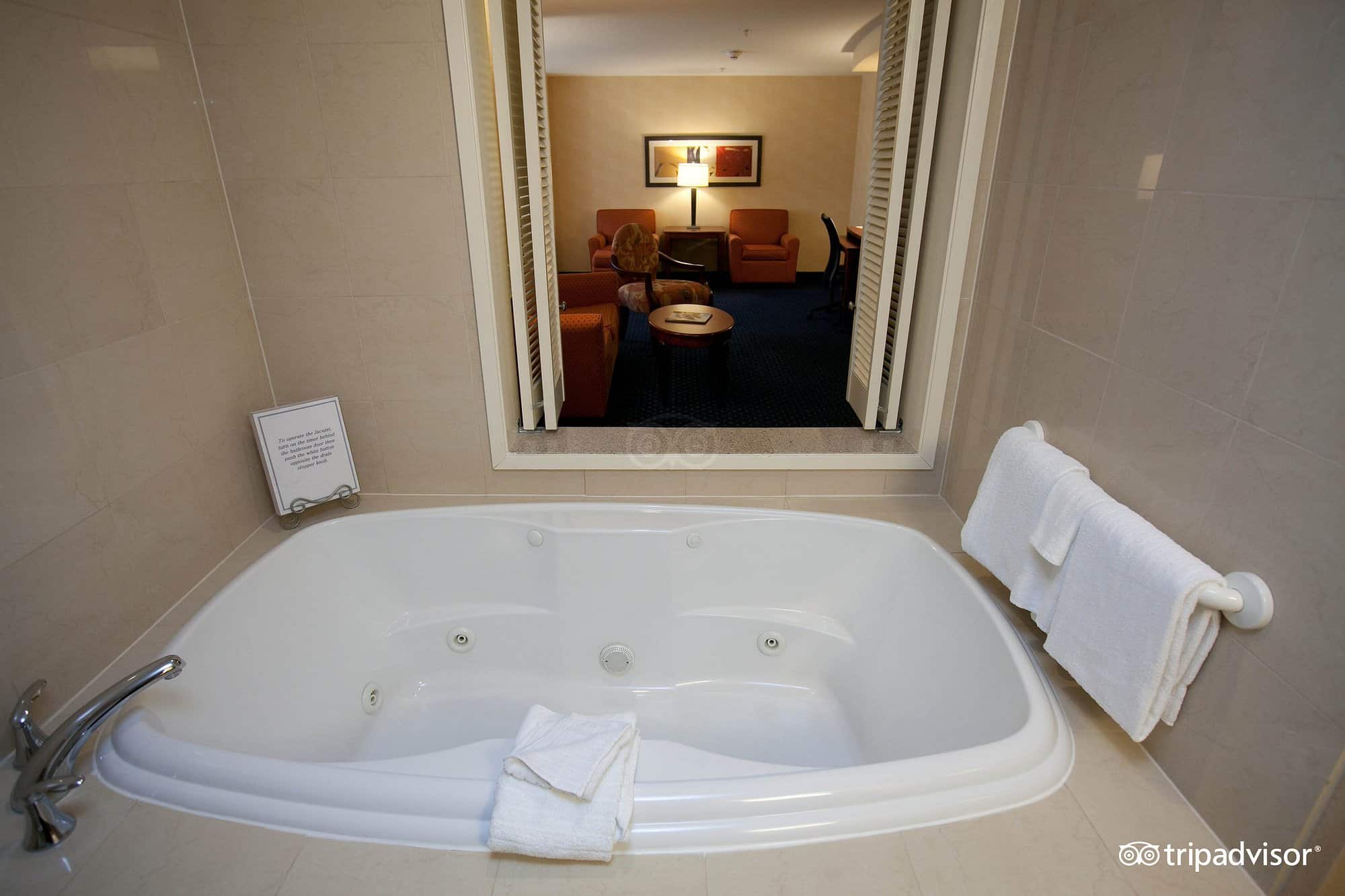 Courtyard by Marriott Seattle Bellevue/Downtown has jacuzzi suites