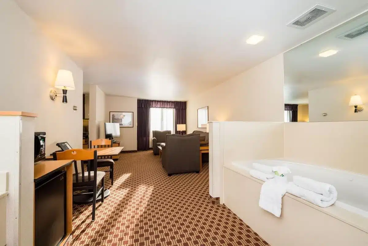 Crystal Inn Hotel & Suites Great Falls has jacuzzi suites