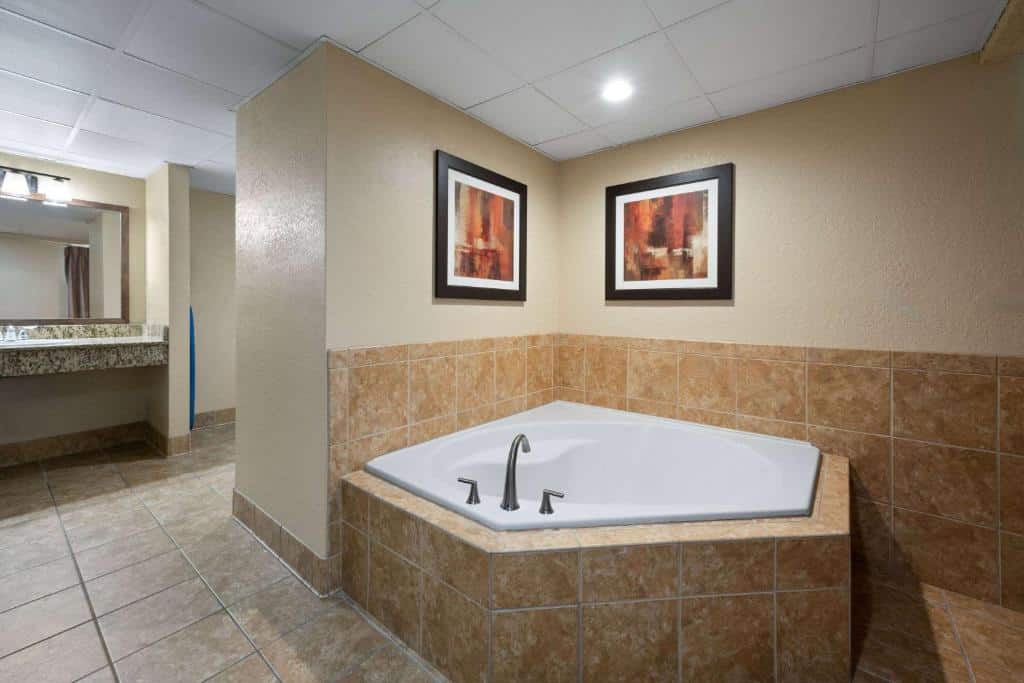 Days Inn & Suites by Wyndham Bozeman has jacuzzi suites