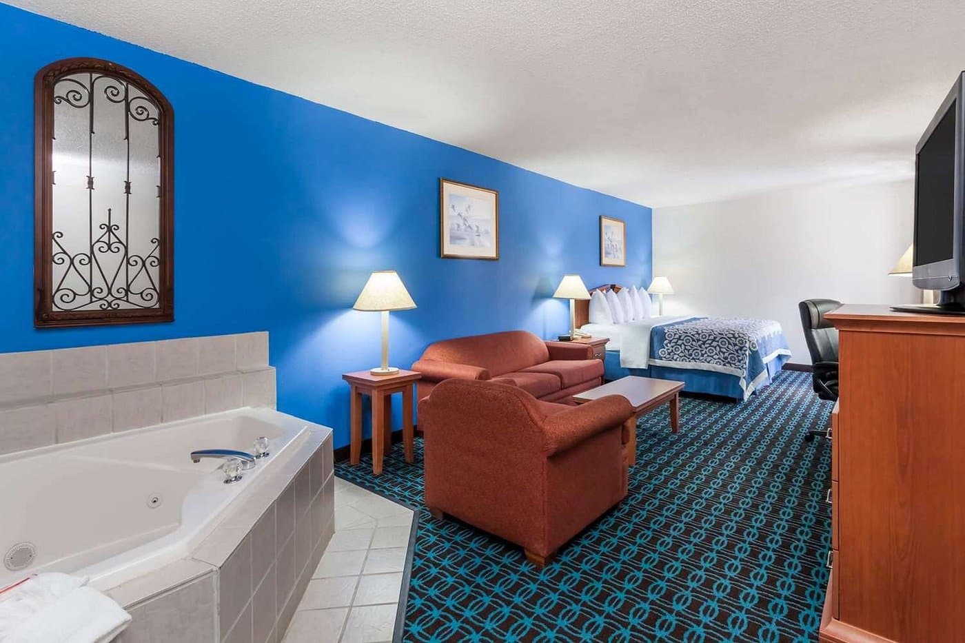 Days Inn & Suites by Wyndham Cambridge has jacuzzi suites