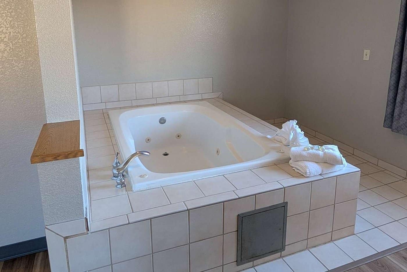 Days Inn & Suites by Wyndham Castle Rock has jacuzzi suites