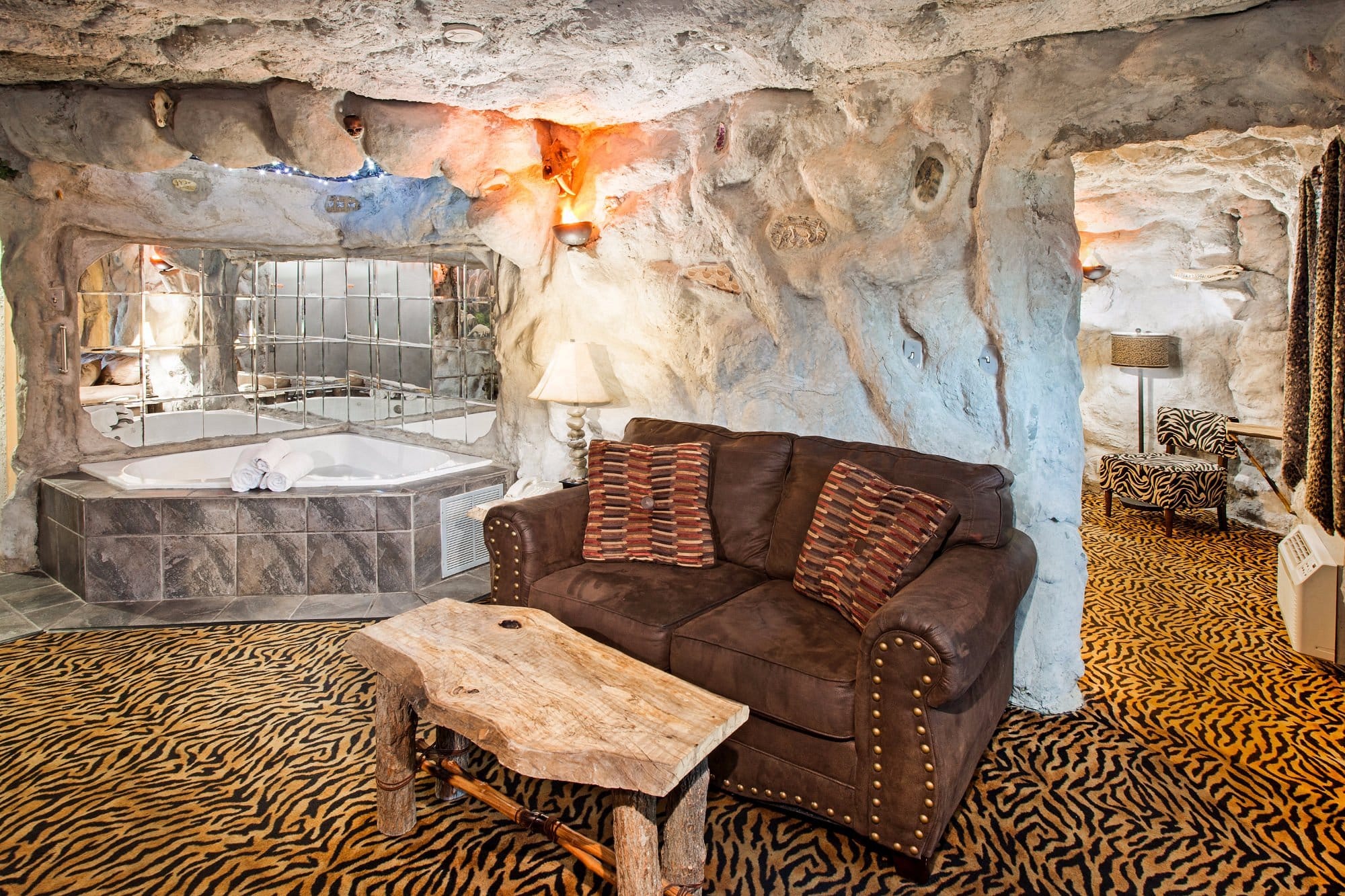 Days Inn & Suites by Wyndham Terre Haute has jacuzzi suites