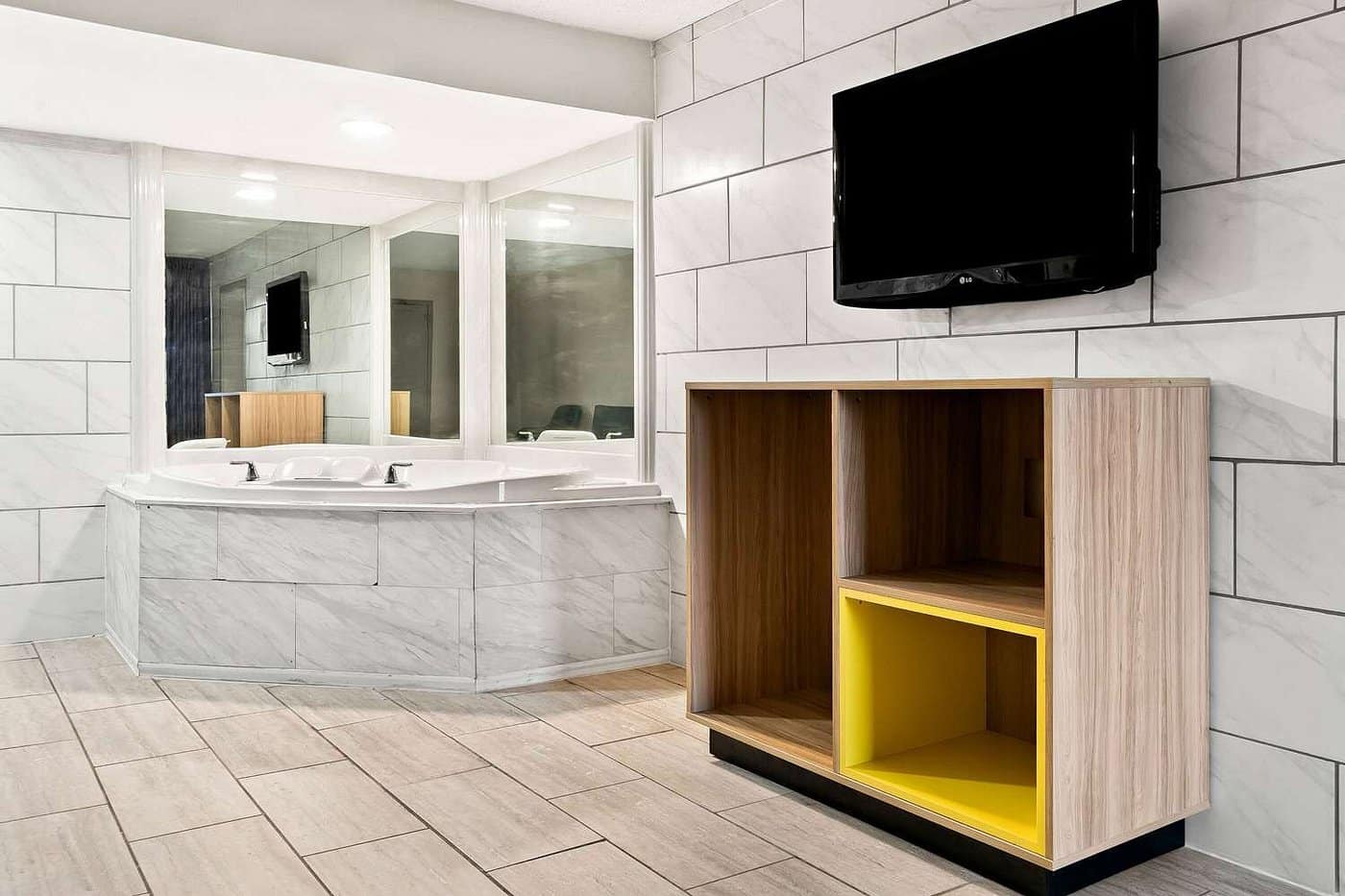 Days Inn & Suites by Wyndham Warren has jacuzzi suites