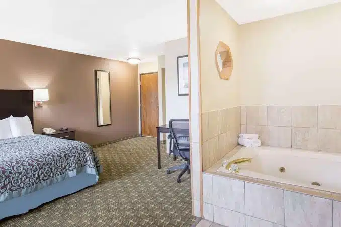 Days Inn & Suites by Wyndham Waterloo has jacuzzi suites