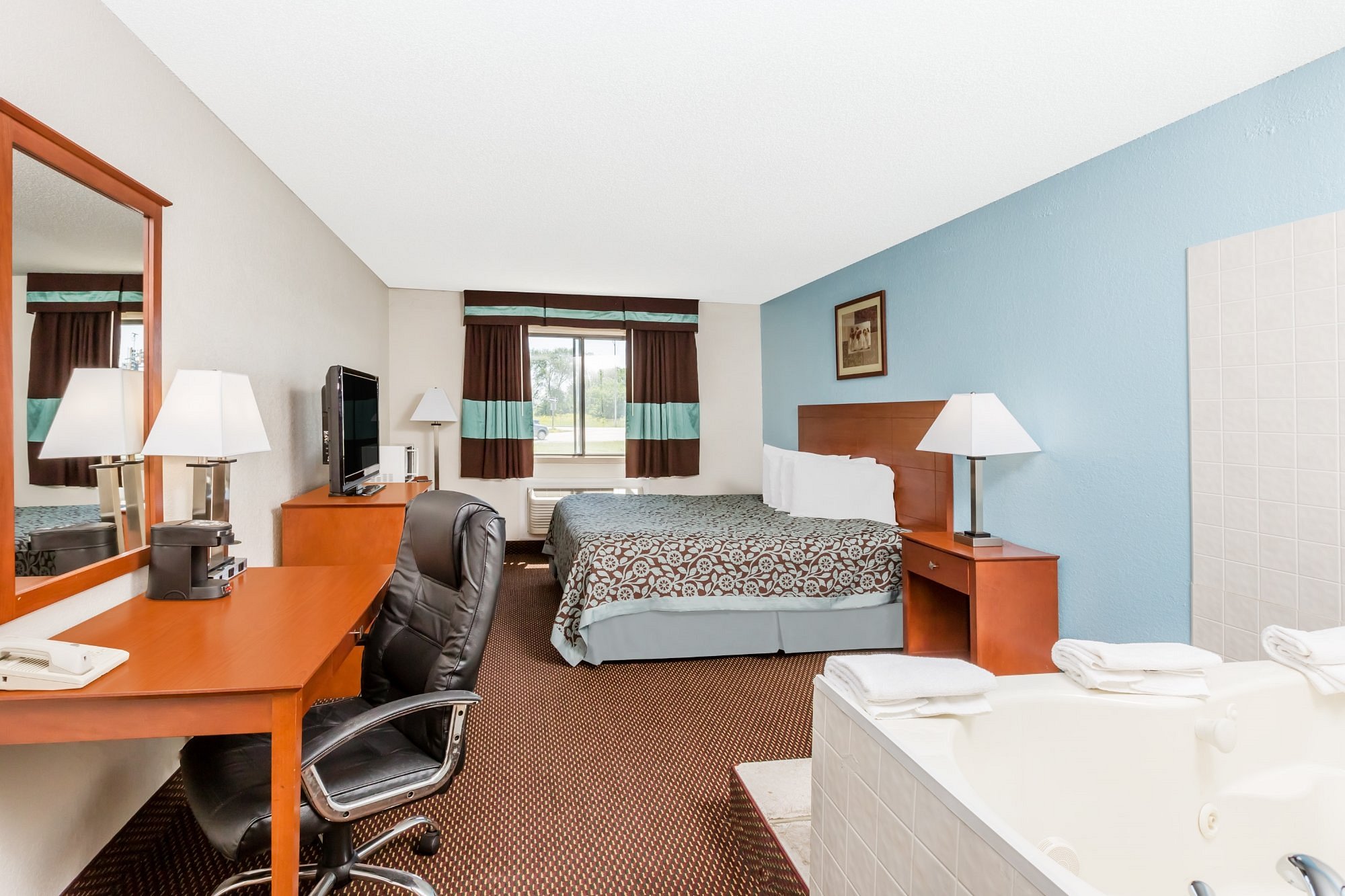 Days Inn by Wyndham Ankeny - Des Moines has jacuzzi suites