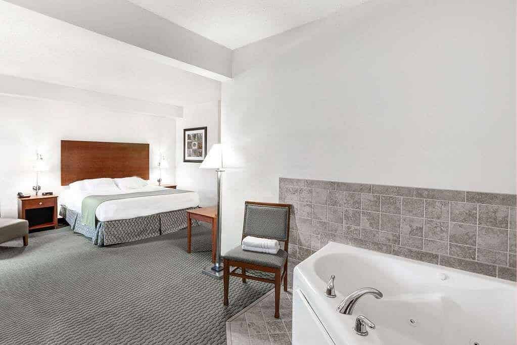 Days Inn by Wyndham Carroll has jacuzzi suites