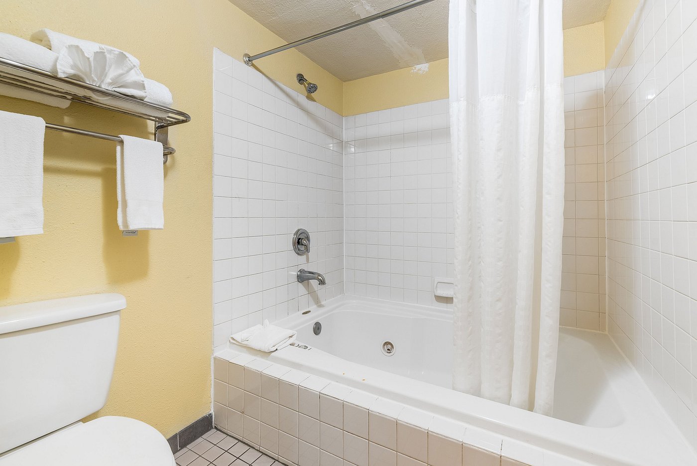 Days Inn by Wyndham Federal Way has jacuzzi suites