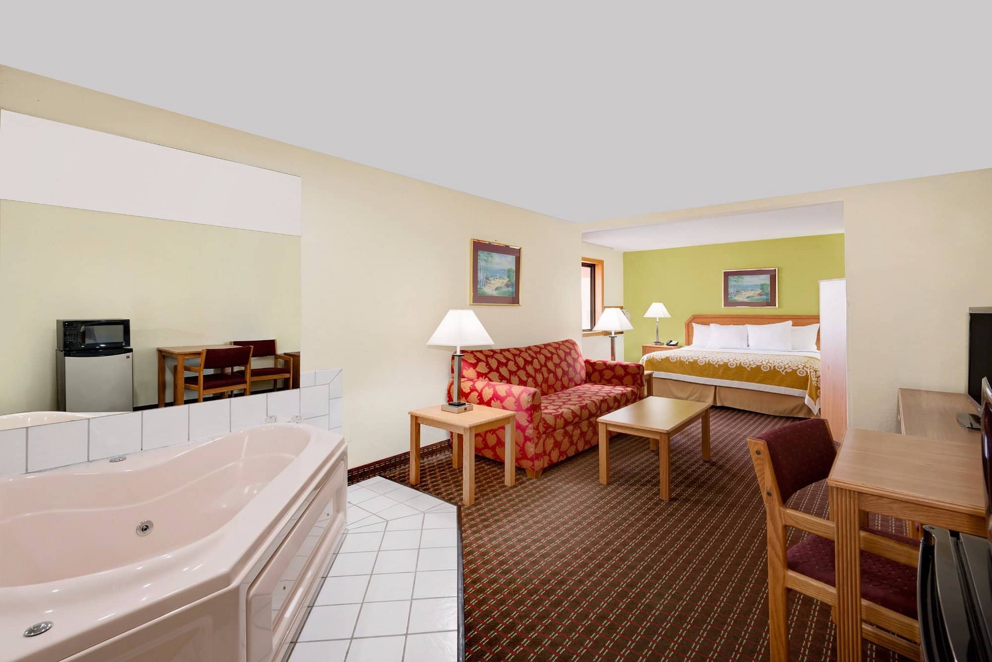 Days Inn by Wyndham Fort Dodge has jacuzzi suites