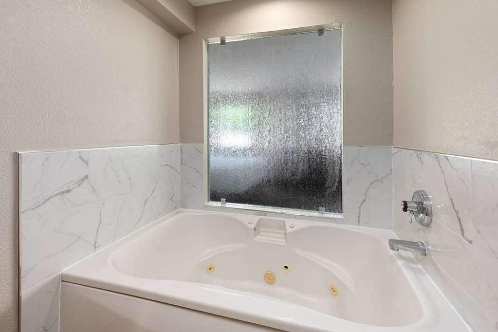 Days Inn by Wyndham Glasgow KY has jacuzzi suites