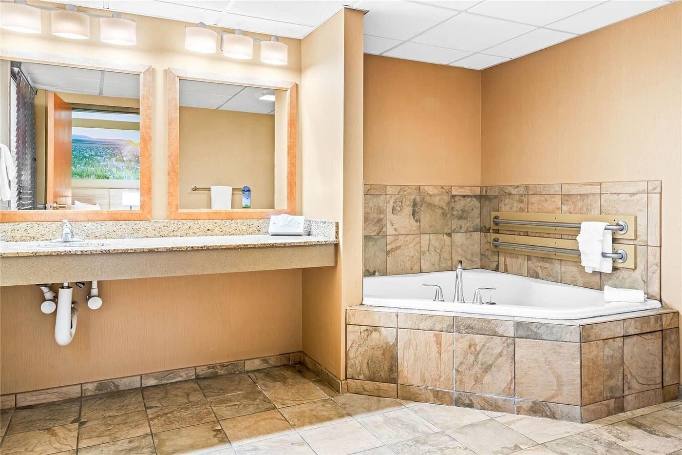 Days Inn by Wyndham Helena has jacuzzi suites