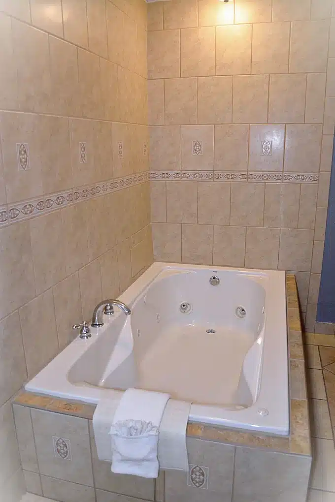 Days Inn by Wyndham Jacksonville NC has jacuzzi suites
