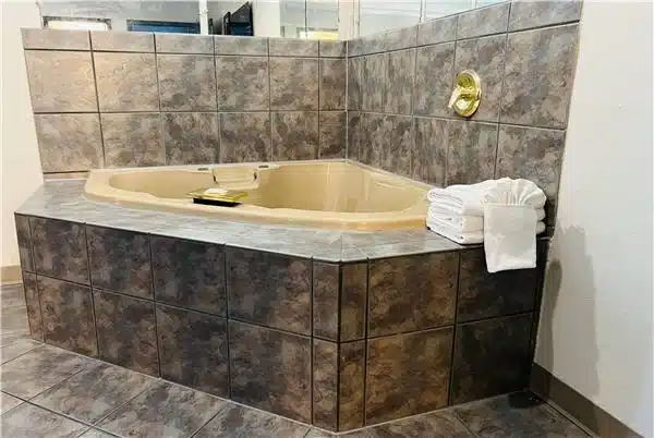 Days Inn by Wyndham Jamestown has jacuzzi suites
