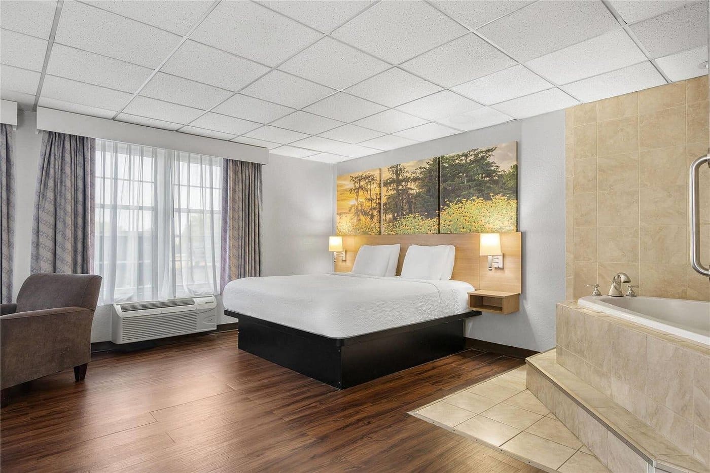 Days Inn by Wyndham Madisonville has jacuzzi suites