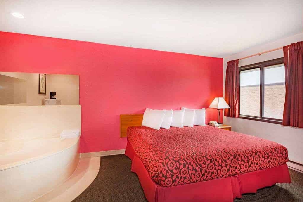 Days Inn by Wyndham Mason City has jacuzzi suites