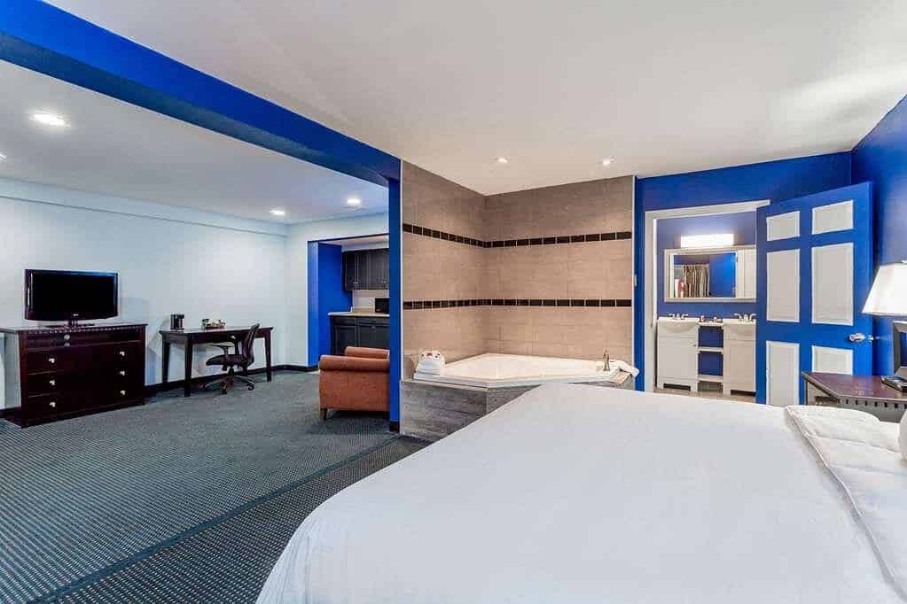 Days Inn by Wyndham Salisbury has jacuzzi suites