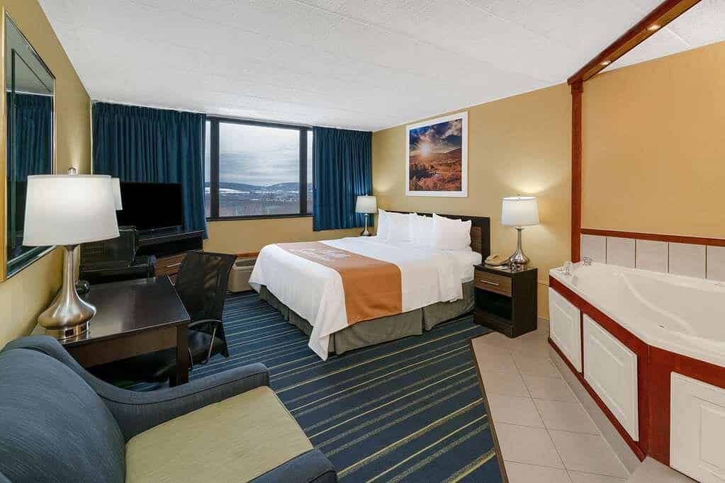 Days Inn by Wyndham Scranton PA has jacuzzi suites