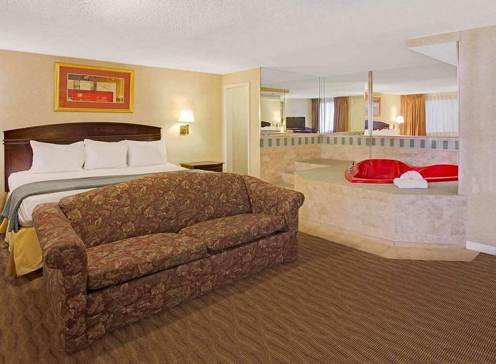 Days Inn by Wyndham Silver Spring has rooms with heart-shaped Jacuzzi
